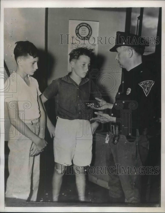 1939 Press Photo Officer with 2 Boys Accused of Accidentally Shooting & Killing - Historic Images