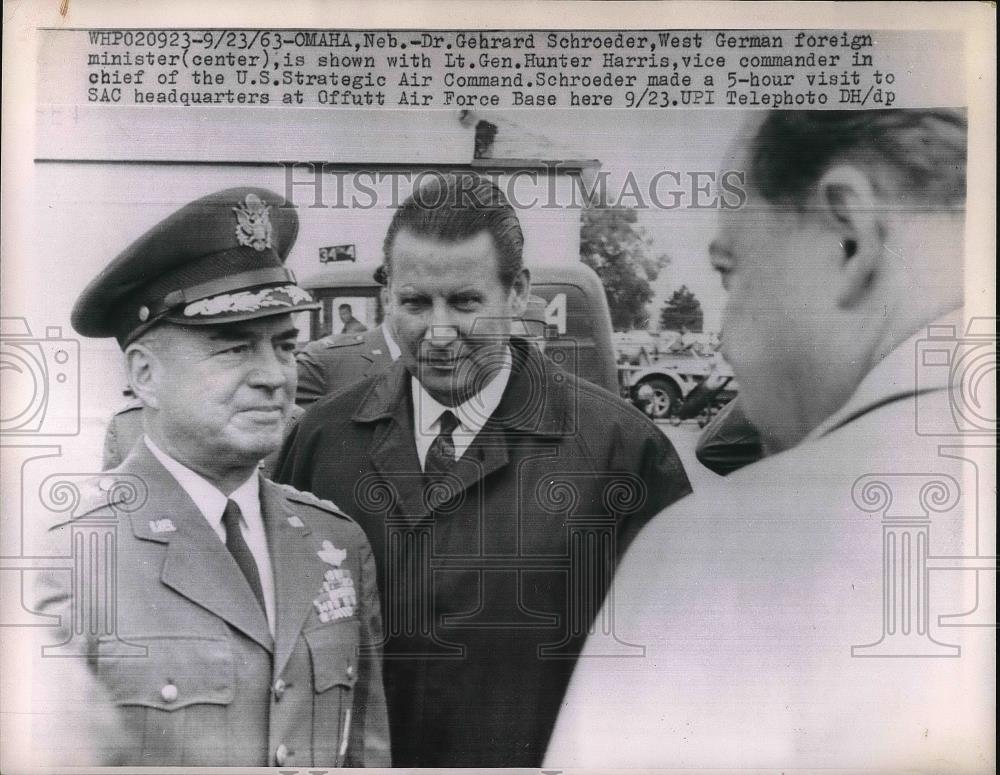 1963 Press Photo Dr. Gehrard Schroeder, West German Minister in Affutt Air Base. - Historic Images