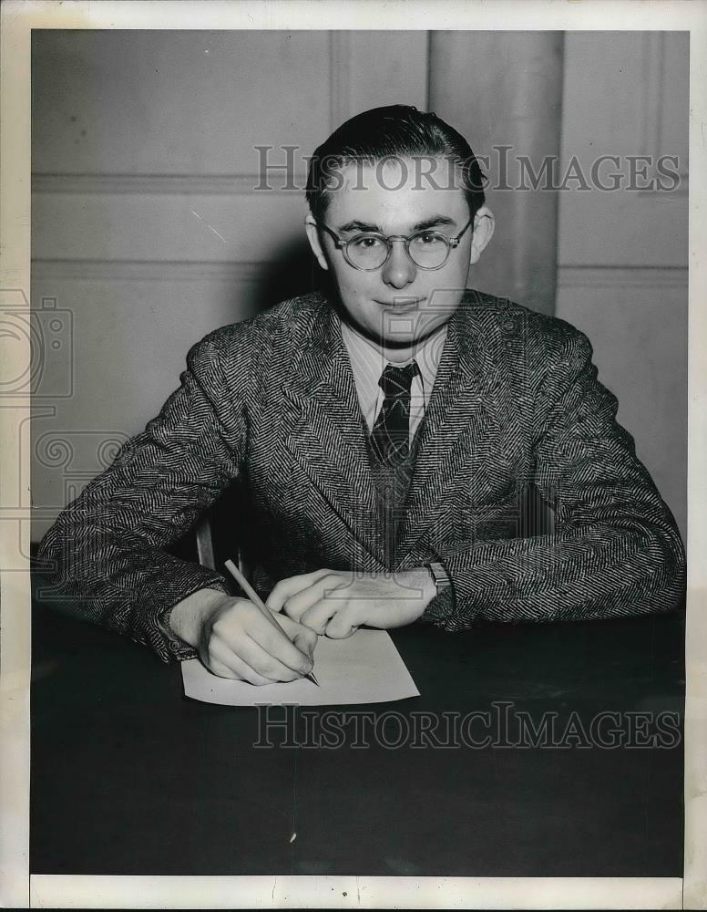 1942 Press Photo Richard Wahl, age 18 registers for the draft - Historic Images