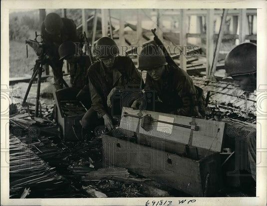 1943 Press Photo American troops invade Rendova Island in the Solomons - Historic Images