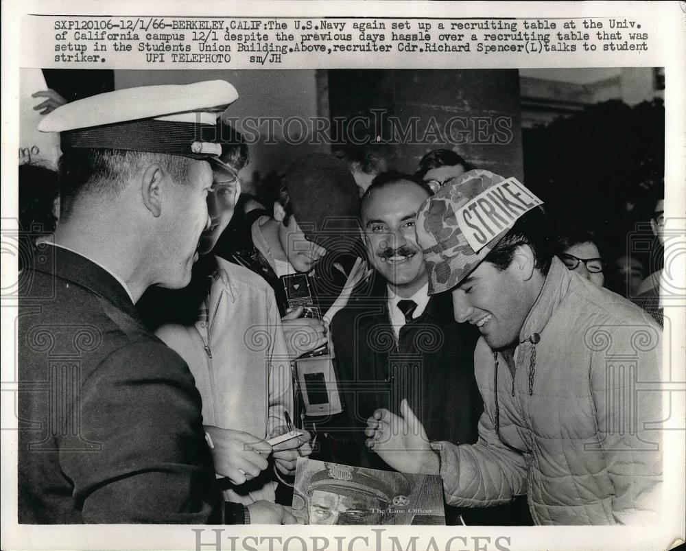 1966 Press Photo Navy recruiting at Univ of Calif., Cmdr R Spencer - Historic Images