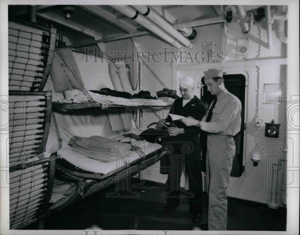 1943 Press Photo Seamen aboard a US troop carrier at their berths - Historic Images