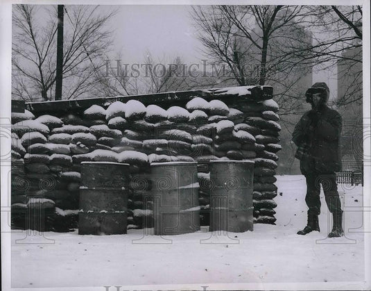 1953 Press Photo Pvt. Jerome  Finn guarding Chicago Lake during Winter Day. - Historic Images