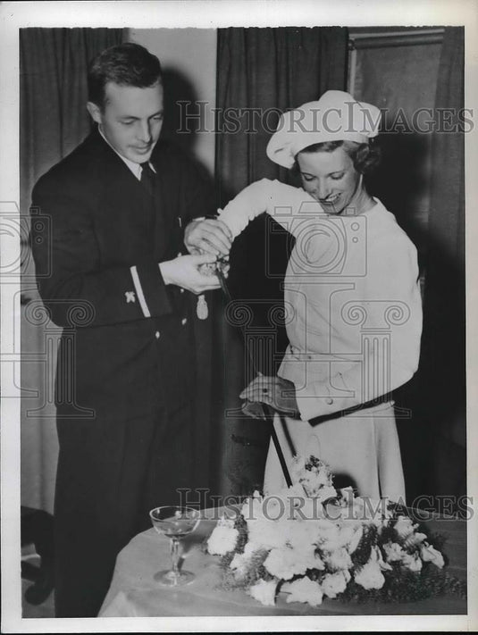 1942 Press Photo Ensign Davis S Jackson & bride Maisie Cowper - Historic Images