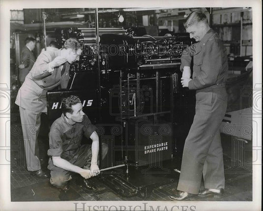 1951 Press Photo Dayton, Ohio H Seybold & techs with military equipment - Historic Images
