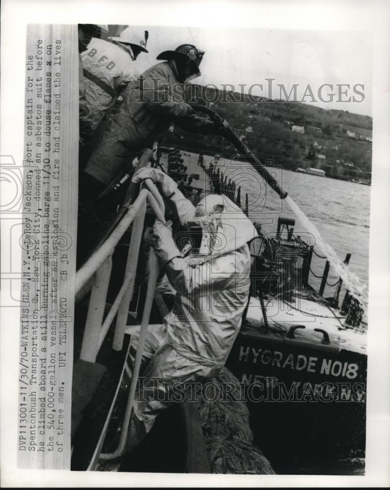 1970 Press Photo LeRoy Jackson, Port Captain, boards a burning gasoline barge - Historic Images