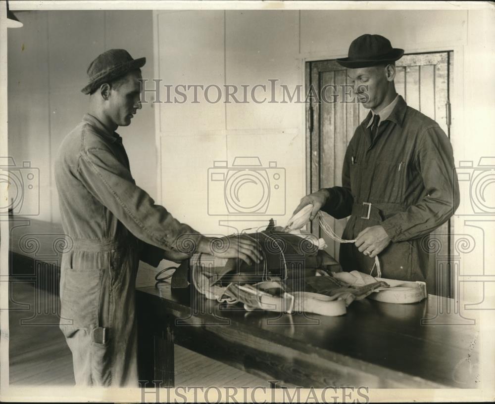 1930 Press Photo Corp Marchewka and Pvt Ropert place pilot chute into pack - Historic Images