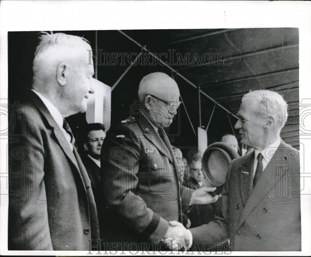 1969 Press Photo Prime Minister Maurice Couve De Murville with Gen. Omar Bradley - Historic Images