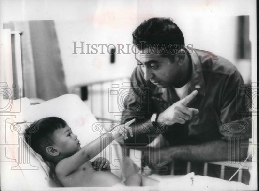 1969 Press Photo Da Nang,Navy Lt Cmdr Guido DiBenedetto & child in hospital - Historic Images