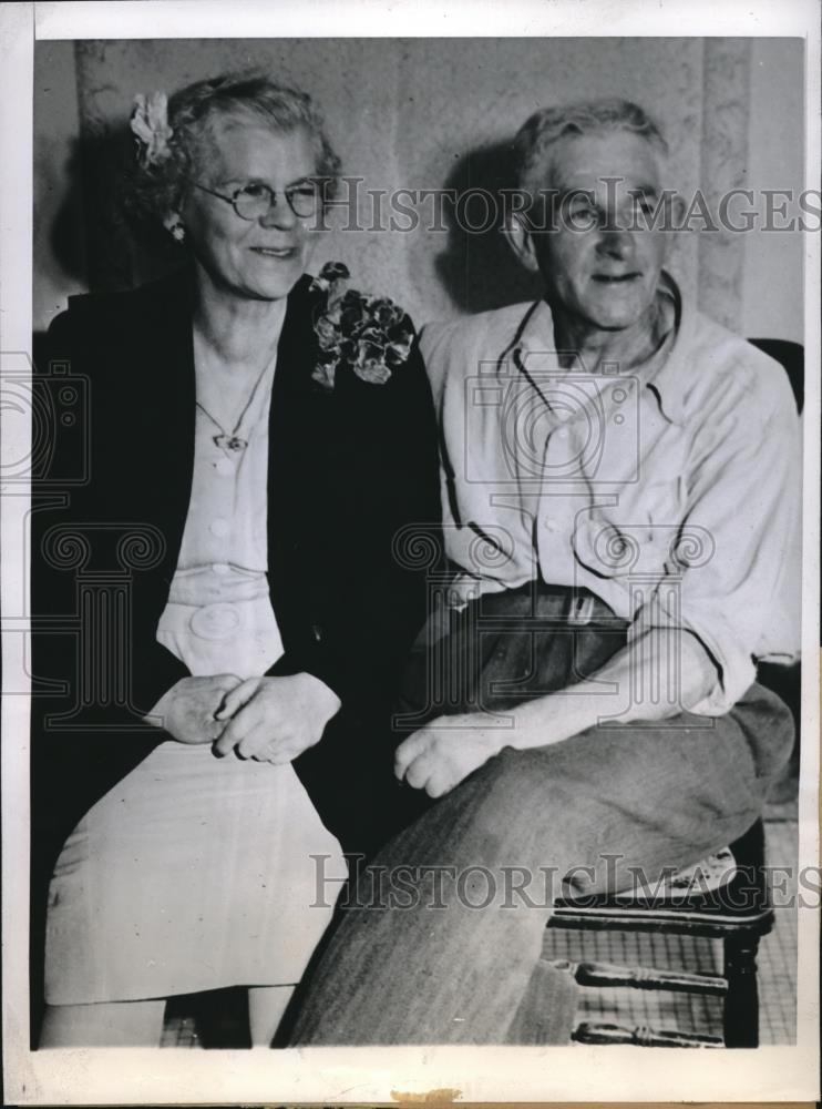 1946 Press Photo Augusta McGary 15th Wife Of James Williams, Shown With Williams - Historic Images