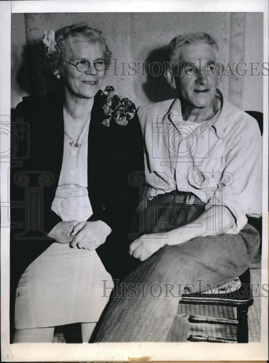 1946 Press Photo Augusta McGary 15th Wife Of James Williams, Shown With Williams - Historic Images