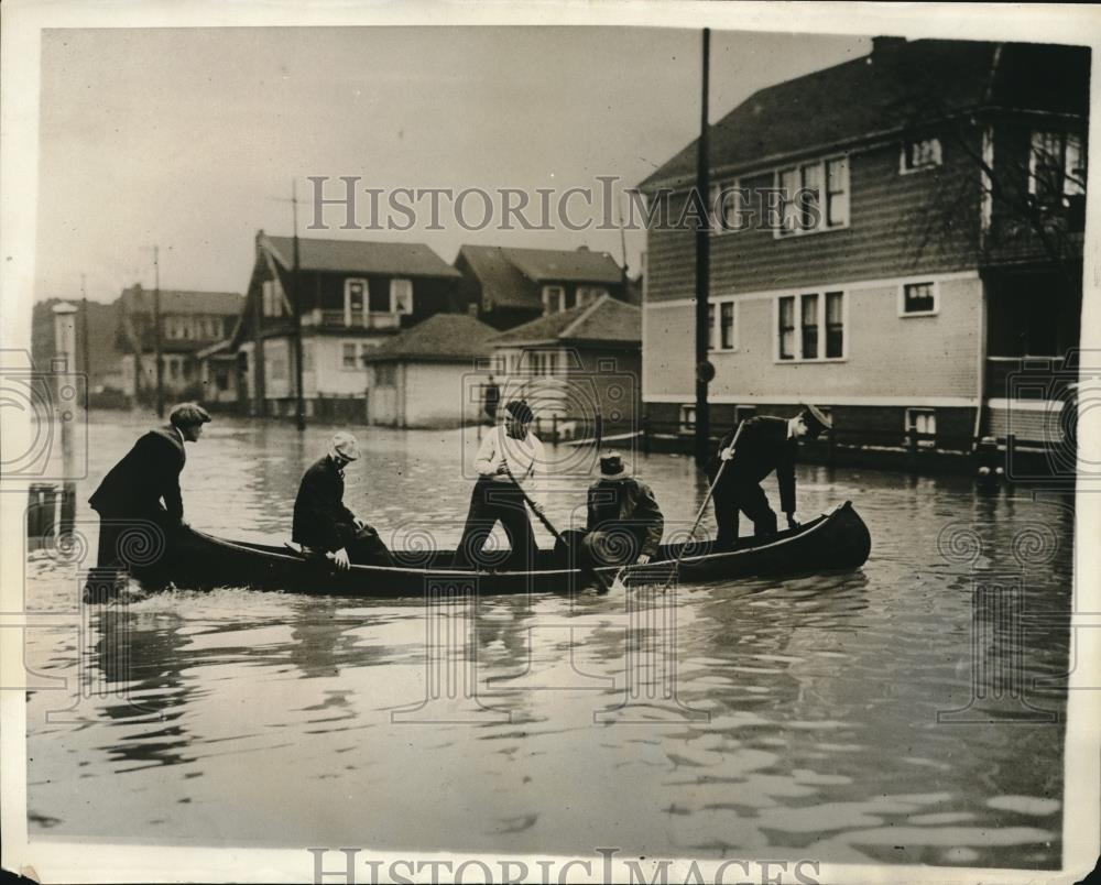 1929 Press Photo Flood Water on Tennessee Avenue Detroit Michigan - Historic Images