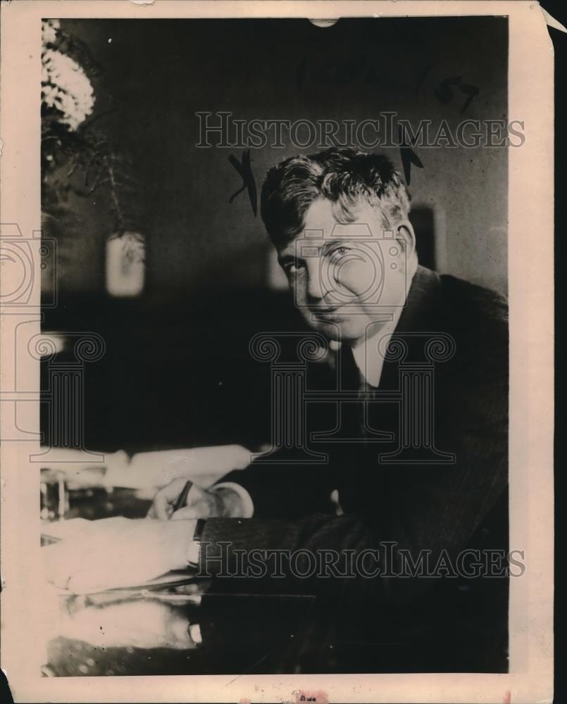 1919 Press Photo Millionare Frederick Ayres at the desk of his office, Indiana - Historic Images