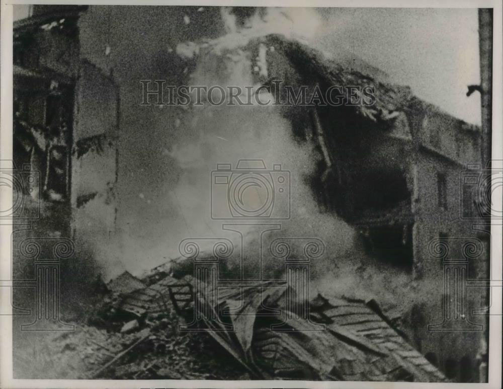 1939 Press Photo Helsinki, Finland, building burns after Sovirt bombing - Historic Images