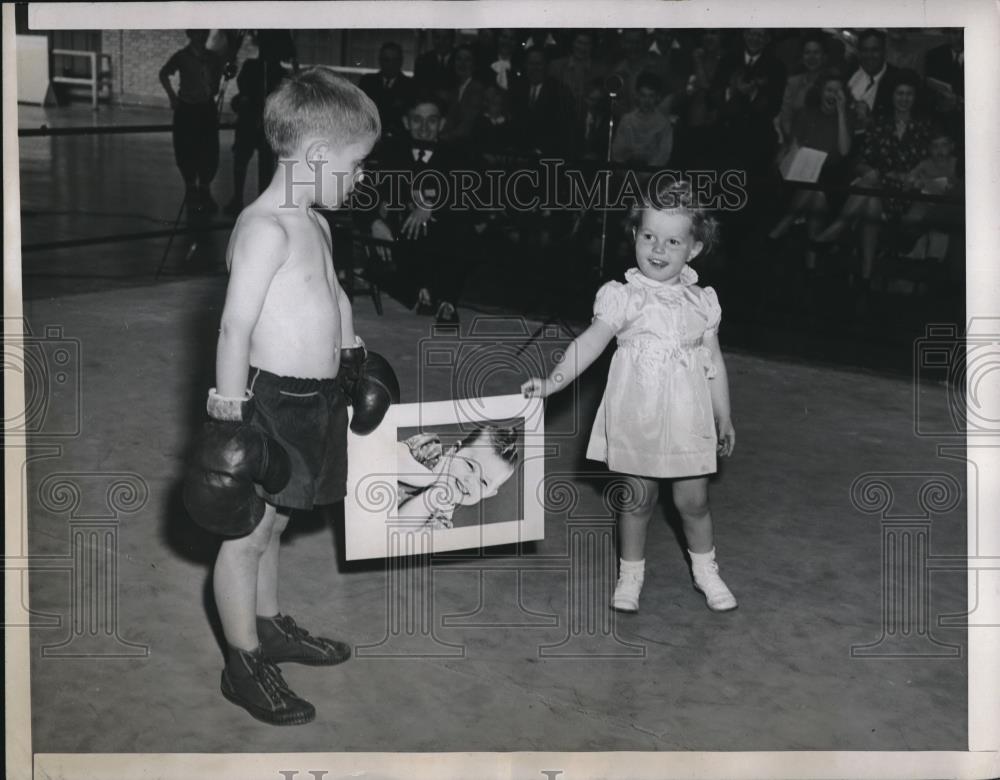 1946 Press Photo Young 45-lb Rocky Pratt, winner 45-lb class &amp; Marie Anderson - Historic Images