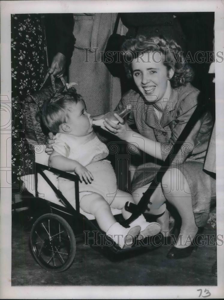 1945 Press Photo Mrs. Eldridge, British Wife of U. S. Army First Sergeant - Historic Images