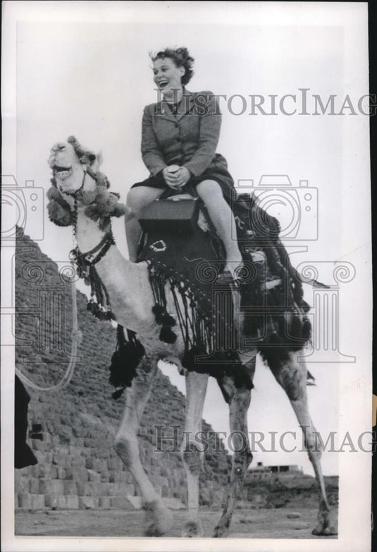 1953 Press Photo Jenny James astride a Ship of the Desert, enjoying sights - Historic Images