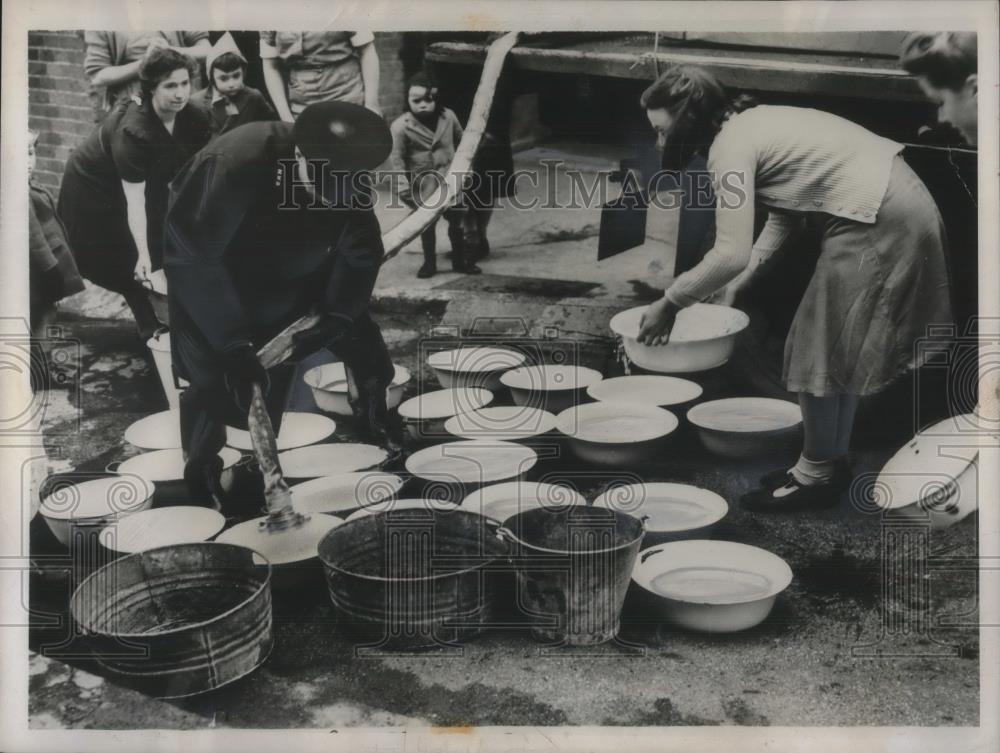 1947 Press Photo Woodford Bridge, Eng. clean water delivered to flood victims - Historic Images