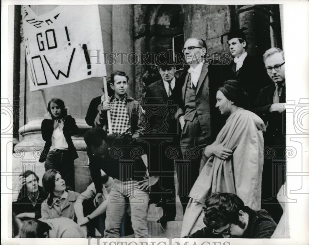 1968 Press Photo London, Sr Proctor Charles Smith & protestors - nec05342 - Historic Images