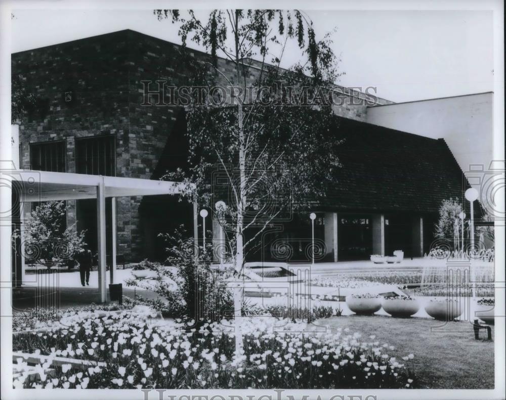 Press Photo Building and driveway - nec06506 - Historic Images