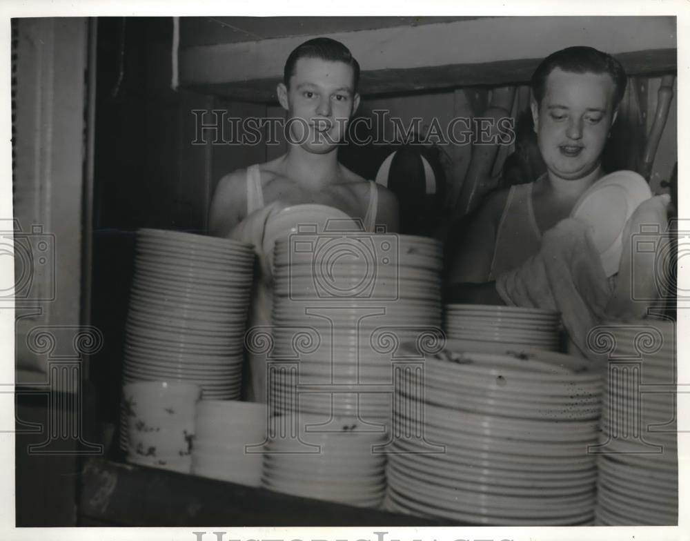 1940 Press Photo Canada Navy 2nd Div reinforcements to England dishwashing crew - Historic Images