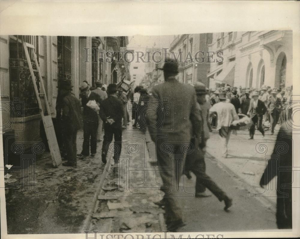 1930 Press Photo mob looting near home of ex-pres. Augusto Leguia in Lima - Historic Images