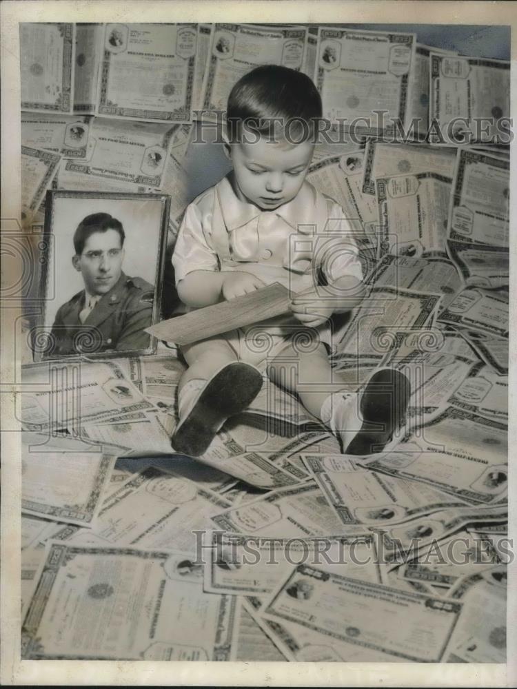 1944 Press Photo Akron, Ohio Pfc Edward J Teibel &amp; nephew Donley Siddal - Historic Images