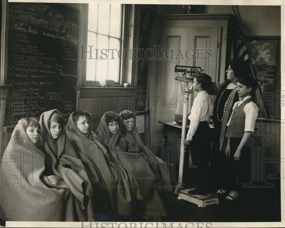 1926 Press Photo Blake Fresh Air School students having their weight taken - Historic Images