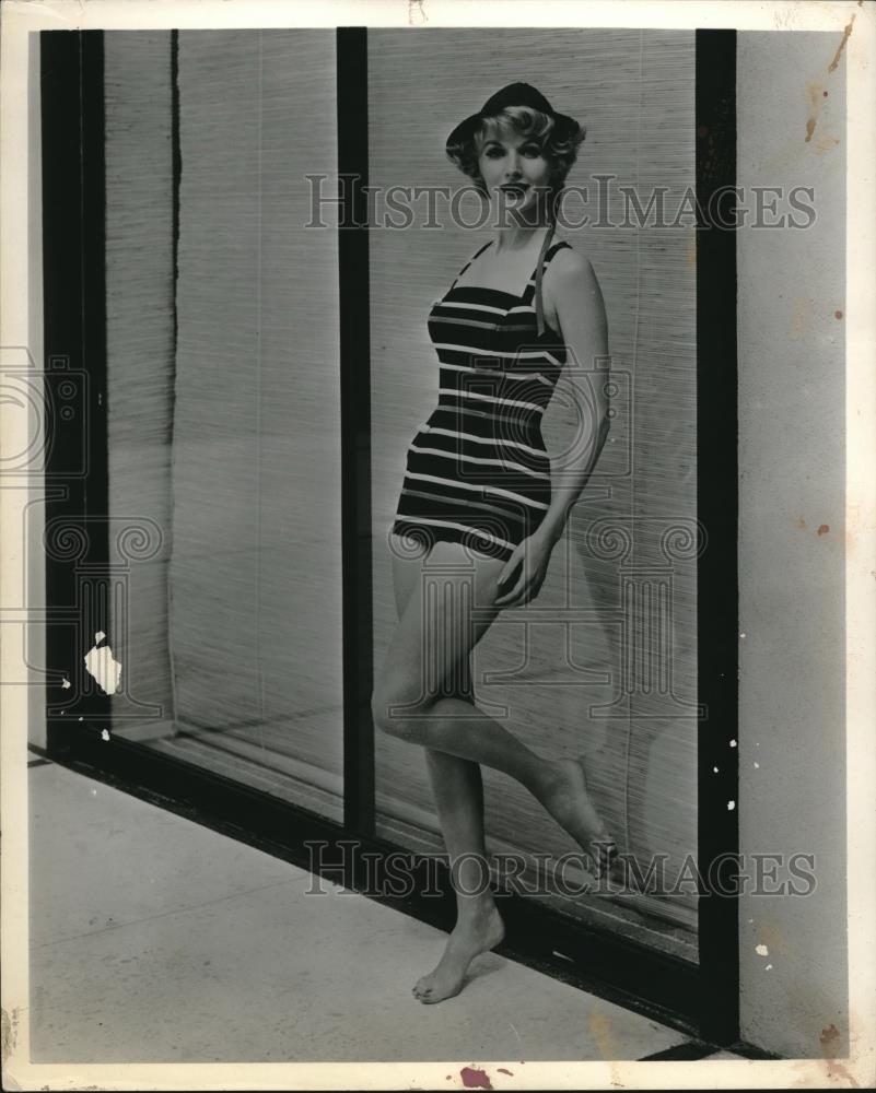 1958 Press Photo Berley Bows - Historic Images