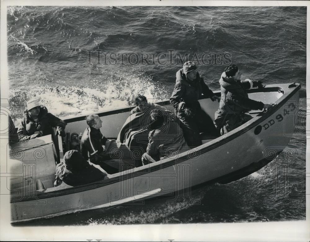 1961 Press Photo Motor Whaleboat from the Destroyer Blandy heading back to ship - Historic Images