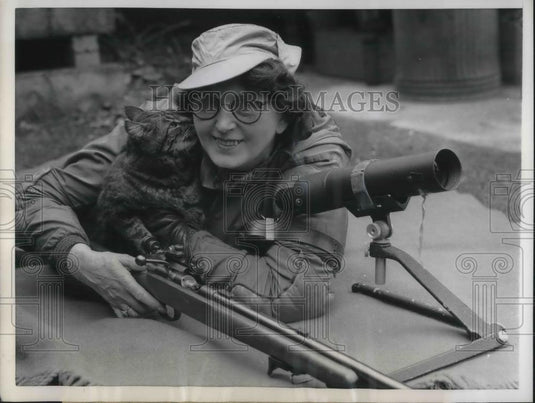 1957 Press Photo London, Mrs Elsie Baker at sharp shooting contest - nec06235 - Historic Images