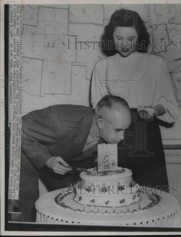 1947 Press Photo Gen Mar Bradley celebrating his birthday at his office in WA - Historic Images