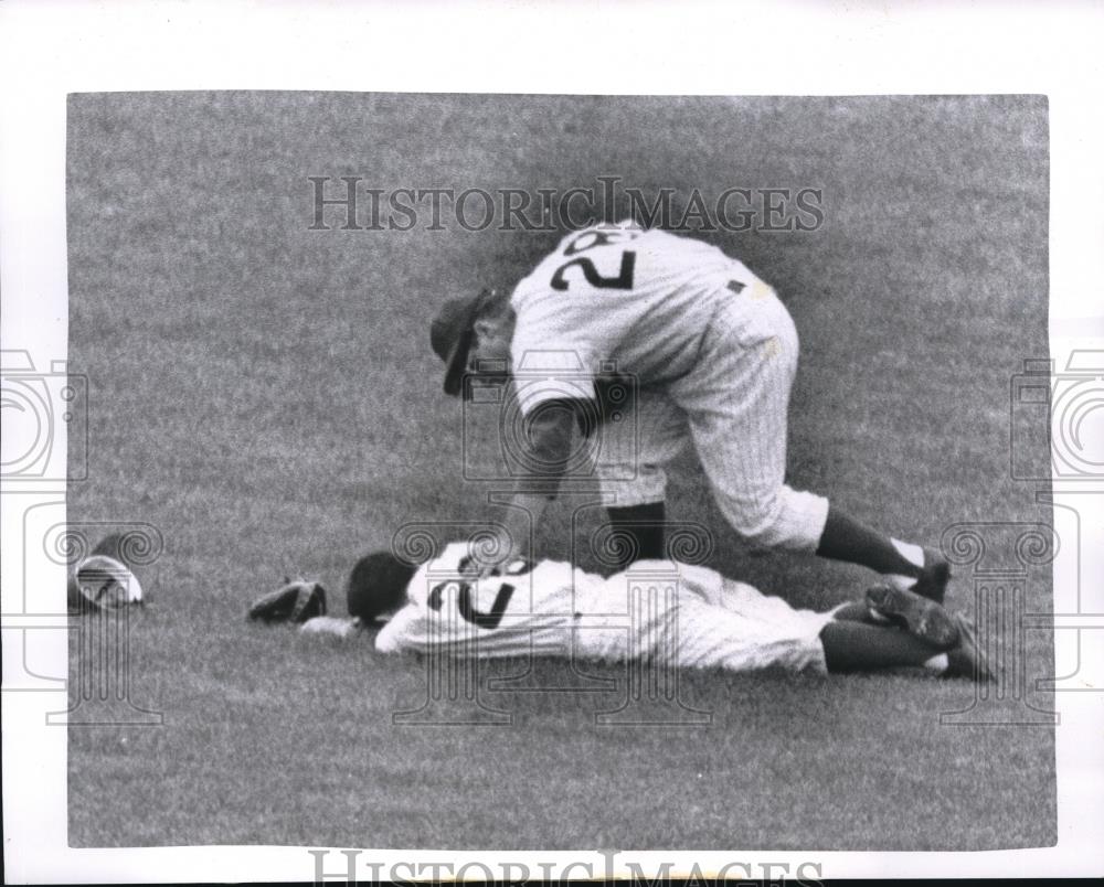 1960 Press Photo Chicago Cubs Danny Murphy Collides with Bob Will, Center Field - Historic Images