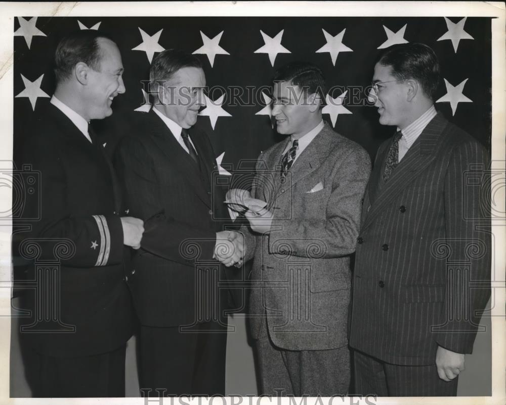 1942 Press Photo Pinous Sober Of Navy Relief Presents Check To Navy Relief Comm - Historic Images