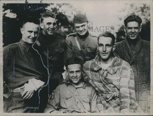 1918 Press Photo Lt. Gary & Lt. Strickland With Group Of Wounded Officers - Historic Images