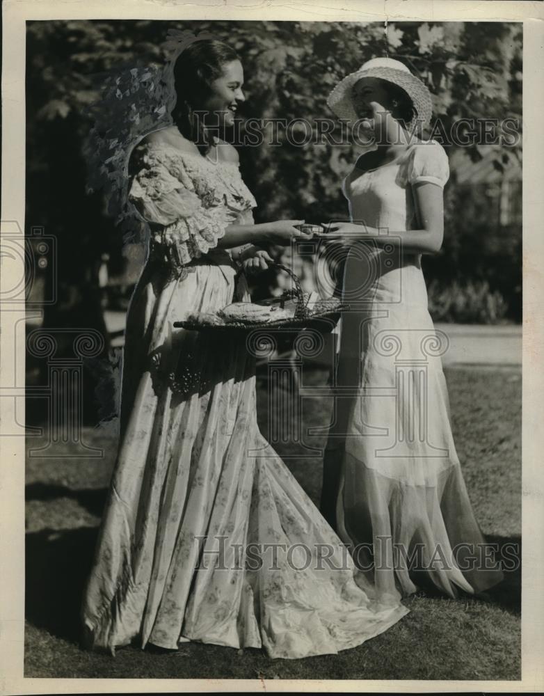 1932 Press Photo Helen Greene &amp; Jane Rideout Attend Event - Historic Images