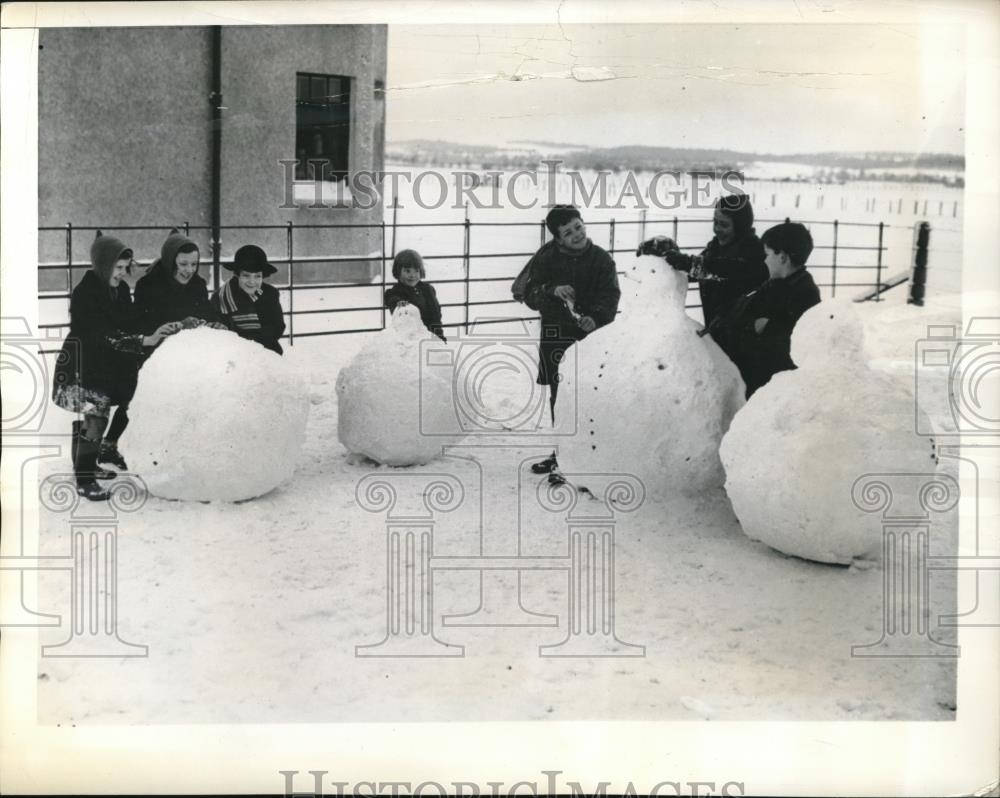 1941 Press Photo Scottish Children Make Snowmen - Historic Images