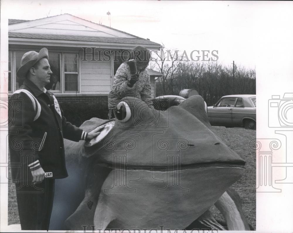 1969 Press Photo Valley City Frog In Yard - nec10409 - Historic Images