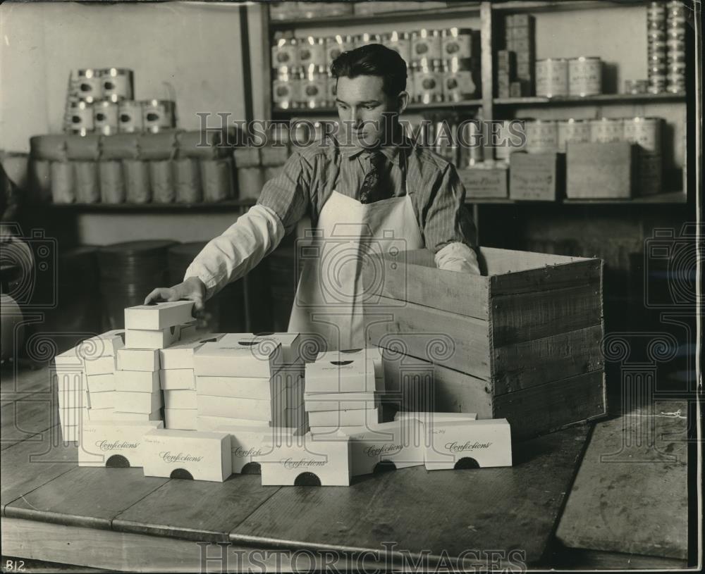 1919 Press Photo Clerk in Mooseheart. Illinois - Historic Images