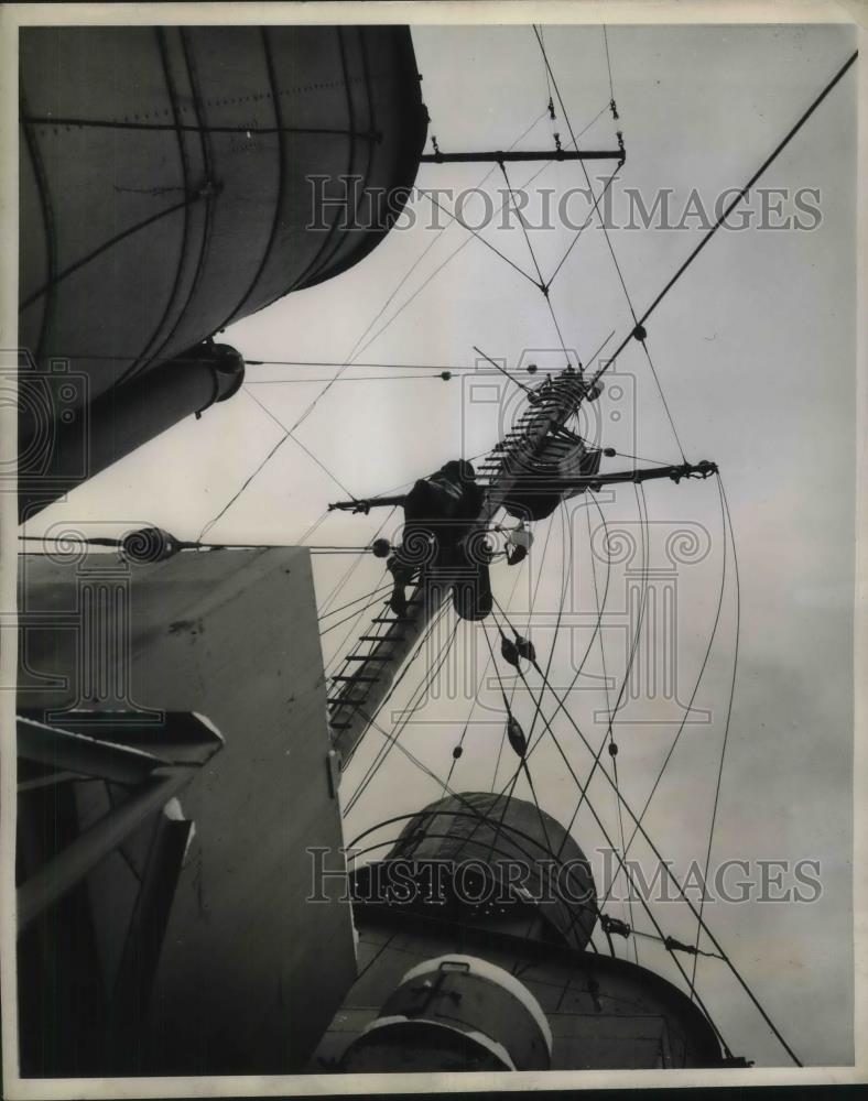 1944 Press Photo Cornwallis, Canada, Navy recruits at training center exercises - Historic Images