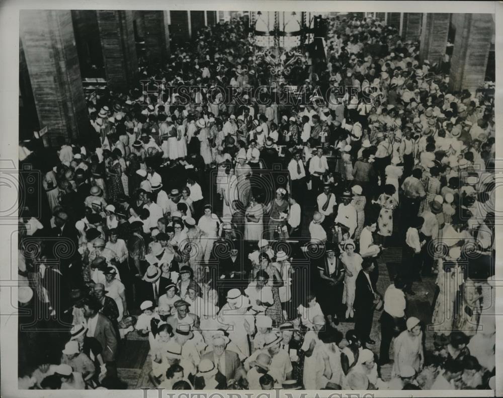 1933 Press Photo Depositors of the Ohio Savings Bank &amp; Trust Co of Toledo - Historic Images