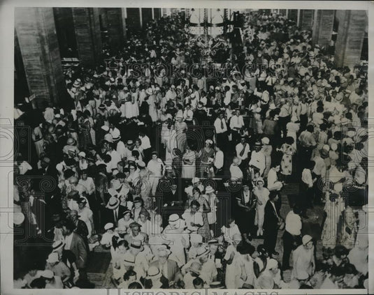 1933 Press Photo Depositors of the Ohio Savings Bank & Trust Co of Toledo - Historic Images