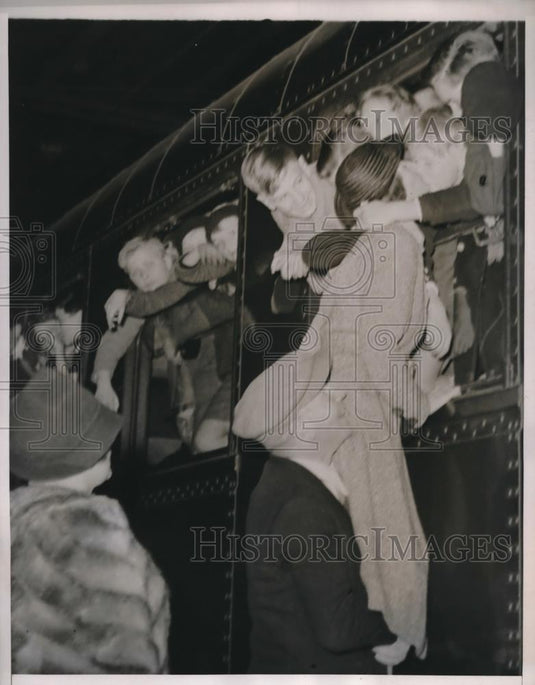 1939 Press Photo Mother Streteches Out To Give Son Kiss In Gare D'Adsterlitz - Historic Images
