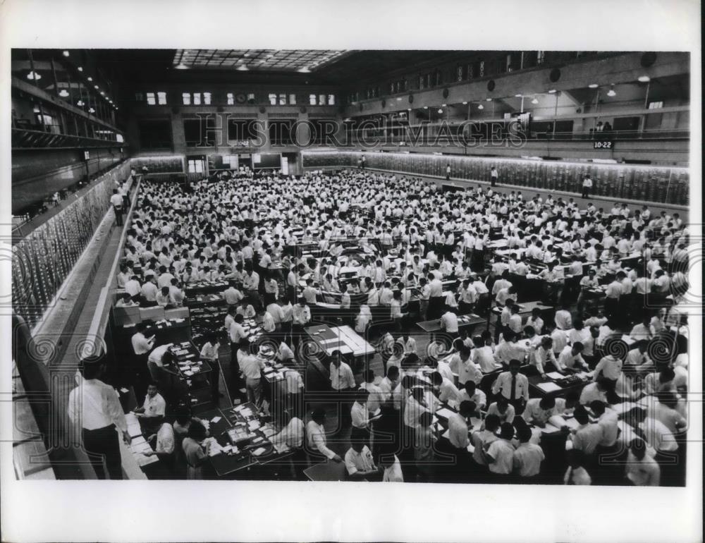 1971 Press Photo Toyko, Japan Stock market traders on the world market - Historic Images