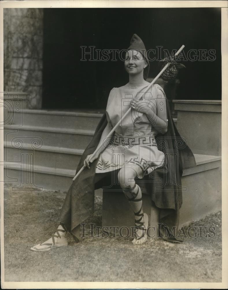 1928 Press Photo Mary Drake rehearsing for the Lady of the moon play - Historic Images