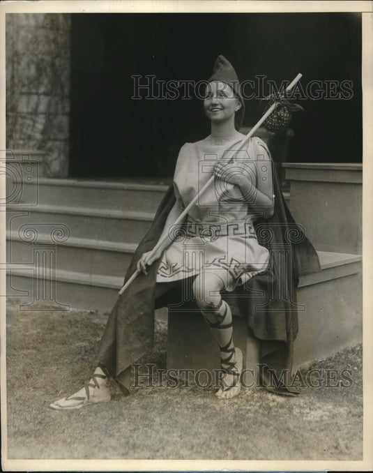 1928 Press Photo Mary Drake rehearsing for the Lady of the moon play - Historic Images
