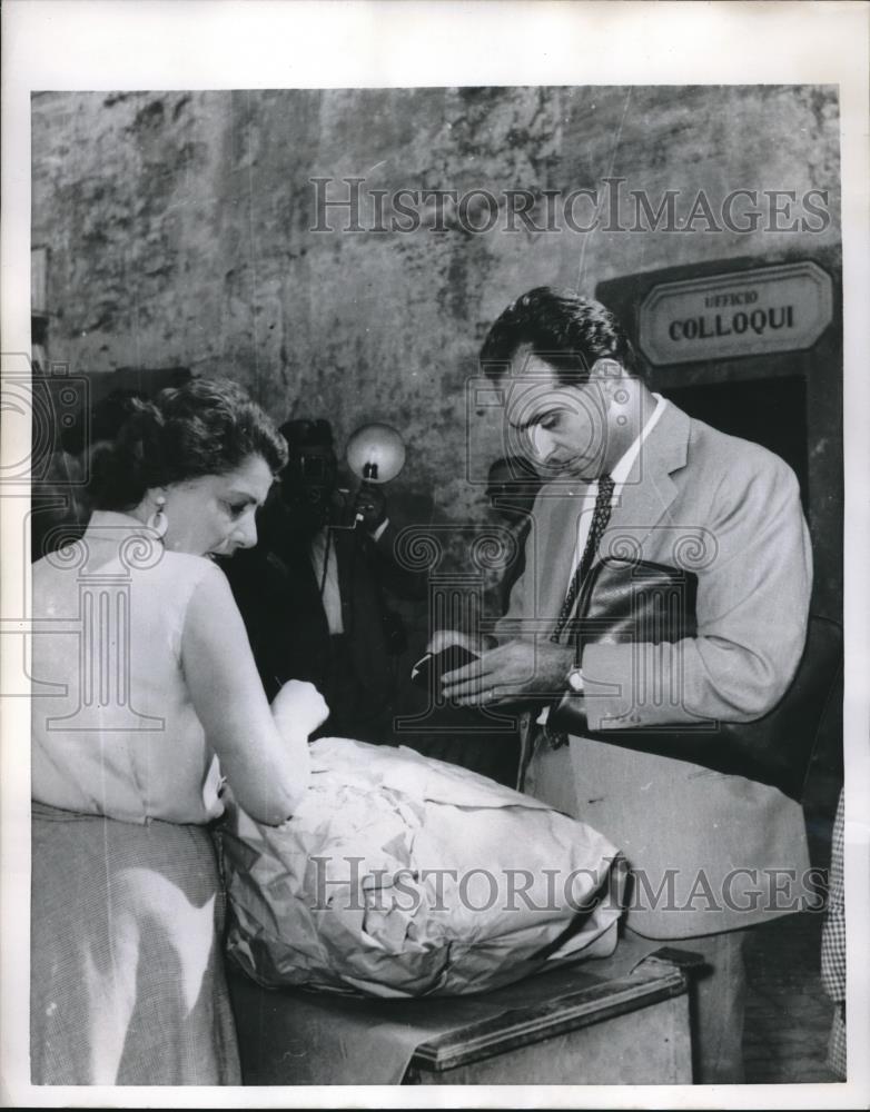 1954 Press Photo Rome, Italy Leone Piccioni, son of Foreign Minister visits bro - Historic Images