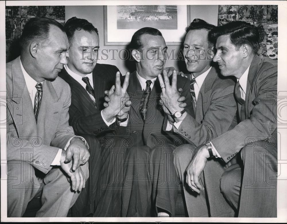 1952 Press Photo Dutchman Antonius Broeren with WWII veterans he helped save - Historic Images