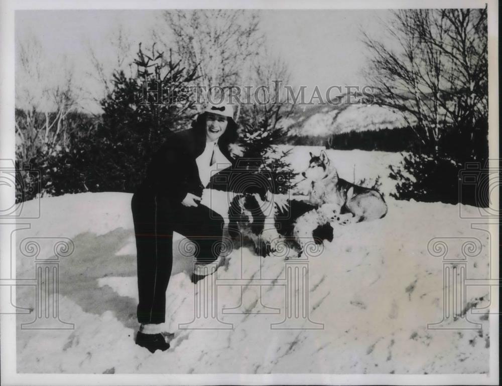 1938 Press Photo Mrs A E Corby of NYC canine pals in snow in Quebec St Jovite - Historic Images