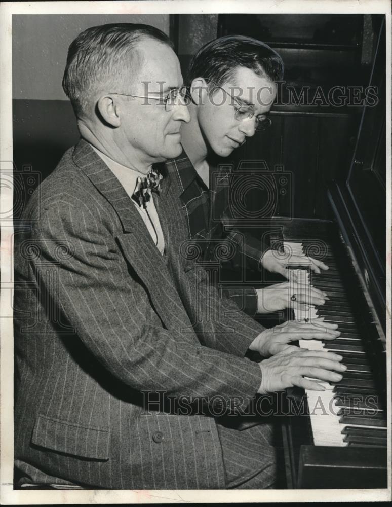 1947 Press Photo President Truman&#39;s double, Ralph P. Wilbur plays the piano. - Historic Images